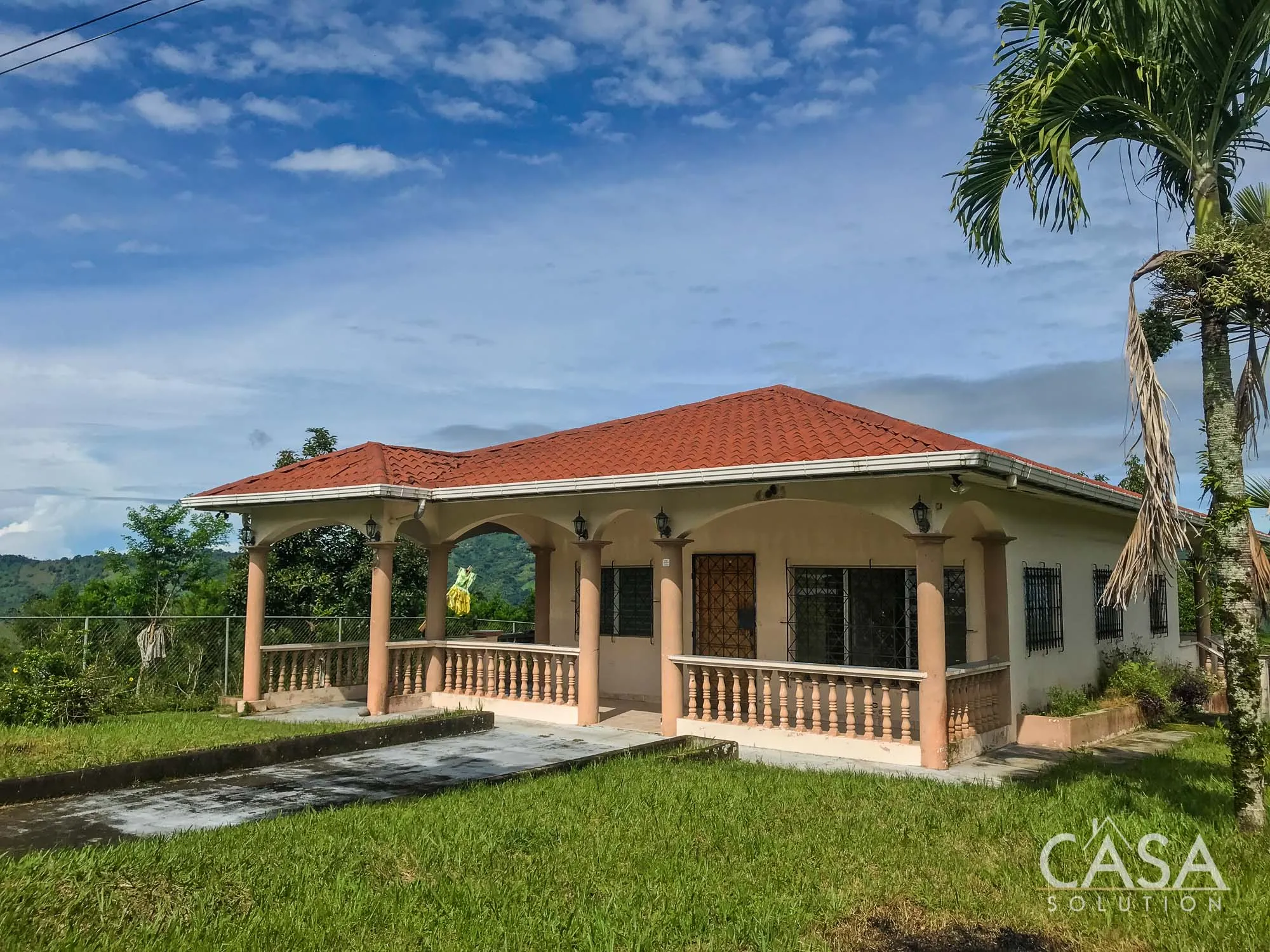3-bedroom home in Renacimiento, Chiriqui, with 1.5 hectares of fertile land, a water spring, and mountain views.