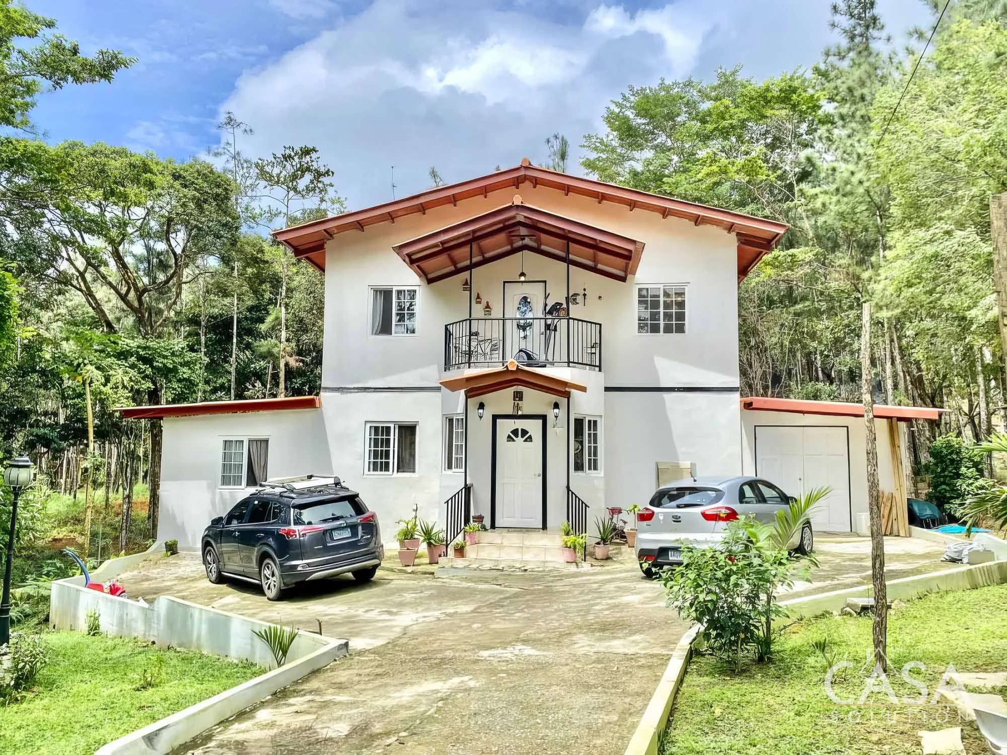 4-bedroom mountain home in Altos de Cerro Azul with Mountain views, a stream, and a tranquil setting. Great for families or a weekend retreat.