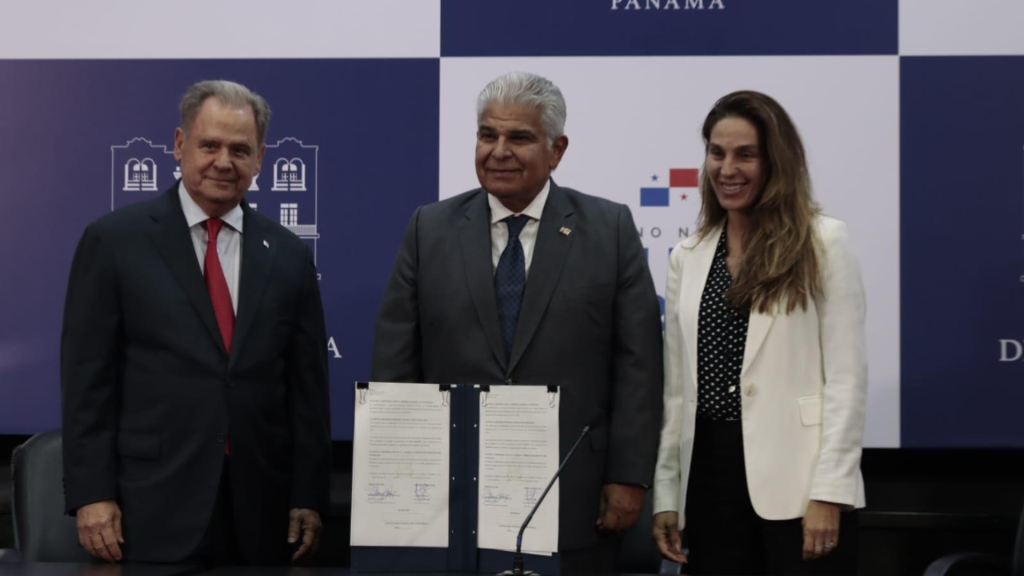 Panama's railway project, with AECOM USA updating the master plan for the Panama-David-Frontera line, improving national connectivity and infrastructure.