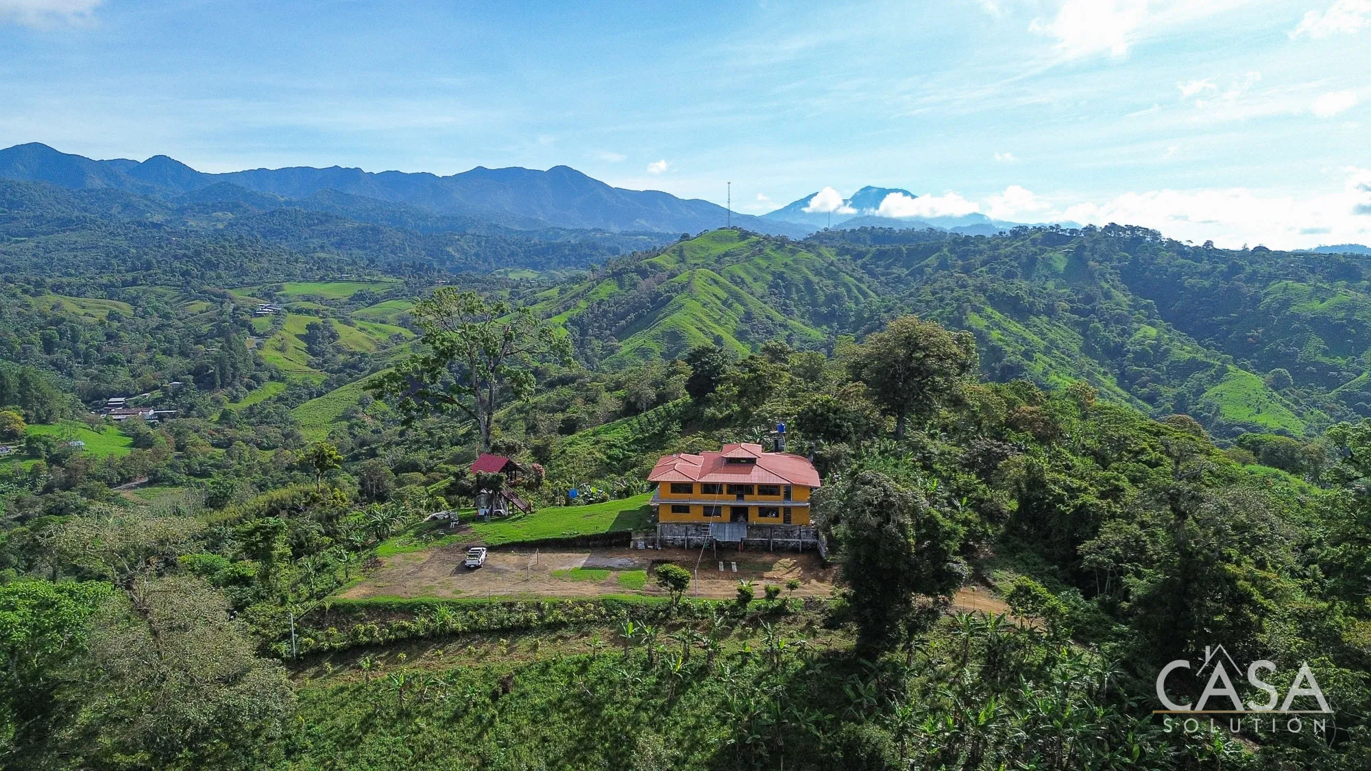 Large property with 8 bedrooms, stunning views of Volcan Baru, and great potential for residential or commercial development in Rio Sereno, Chiriqui.