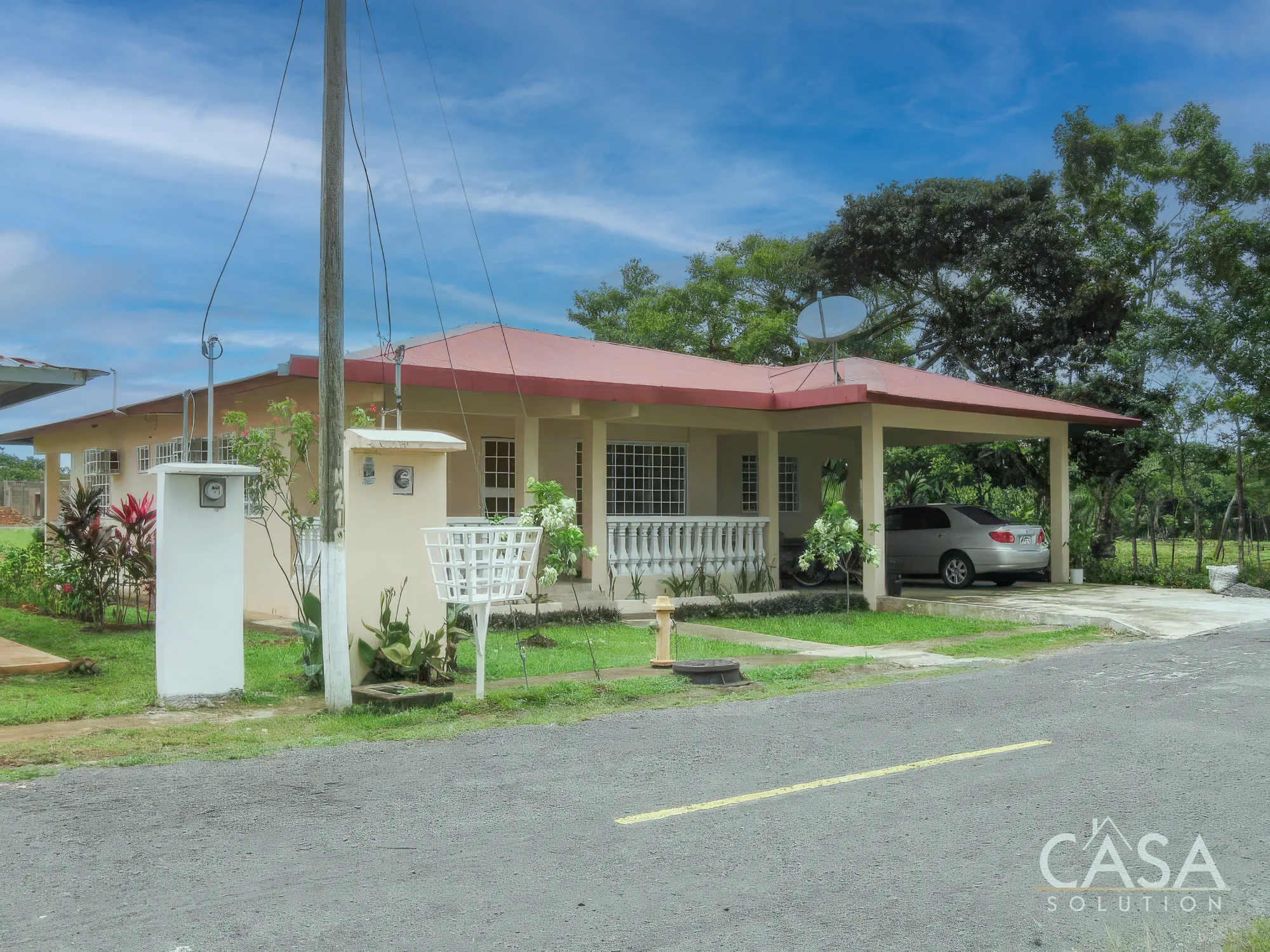 4-bedroom Home for Sale in Santiago with Air Conditioning, Fruit Trees, Water Reserve Tank, and a Large Deposit. Great value for quick sale